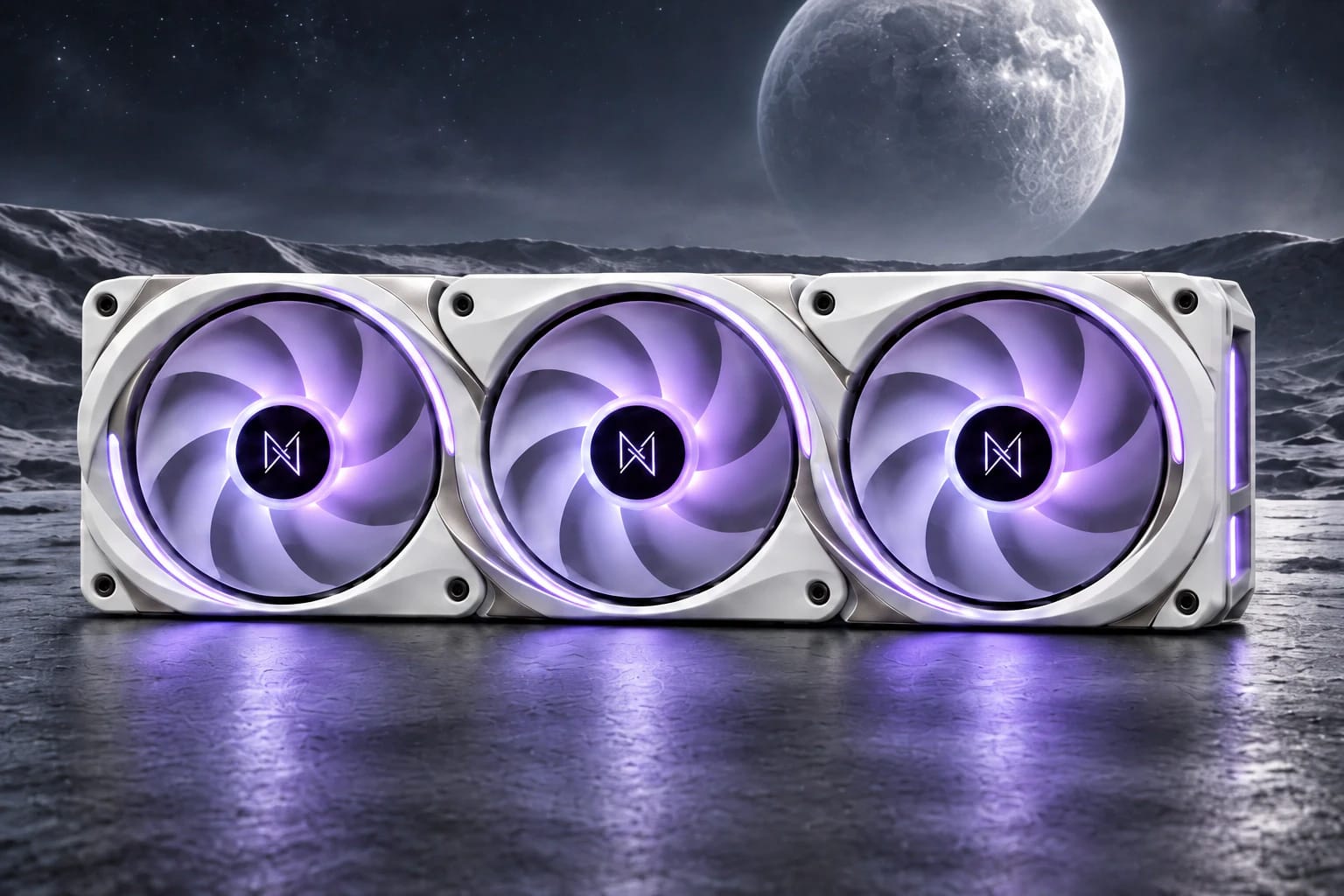 Tres ventiladores STELLAR LUNAR en acabado Frost con luz lavanda sobre paisaje lunar. Render conceptual.